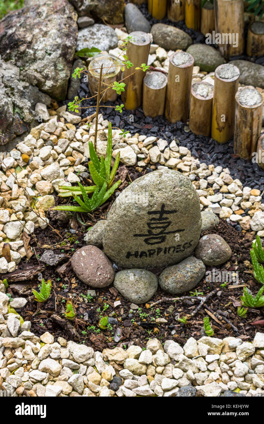 Garten Ideen Zen Stone Garten mit Symbol für Glück Stockfoto