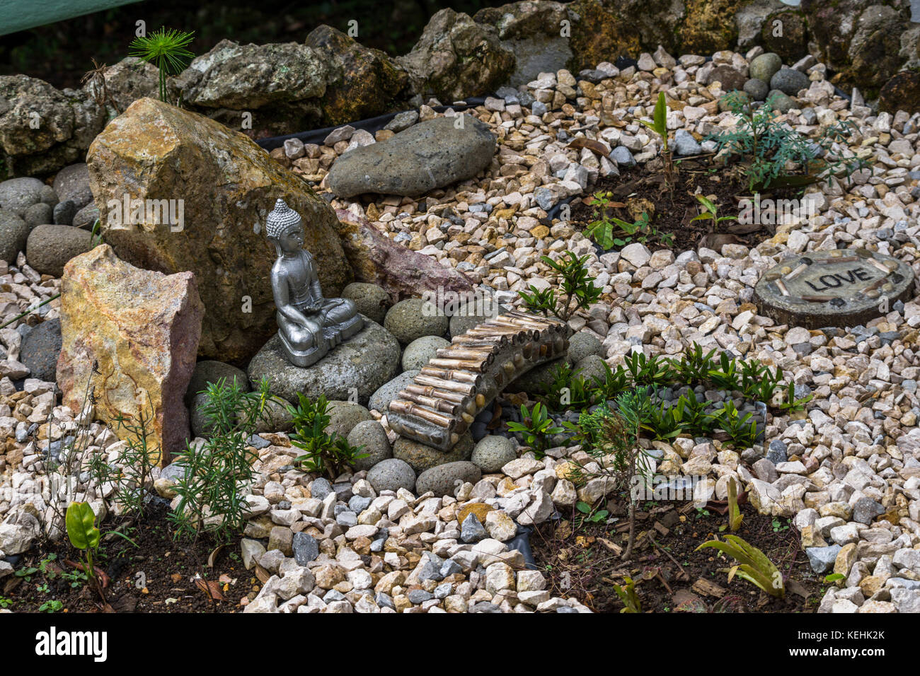 Garten Ideen Zen Stone Garten mit kleiner sitzender Buddha Statue