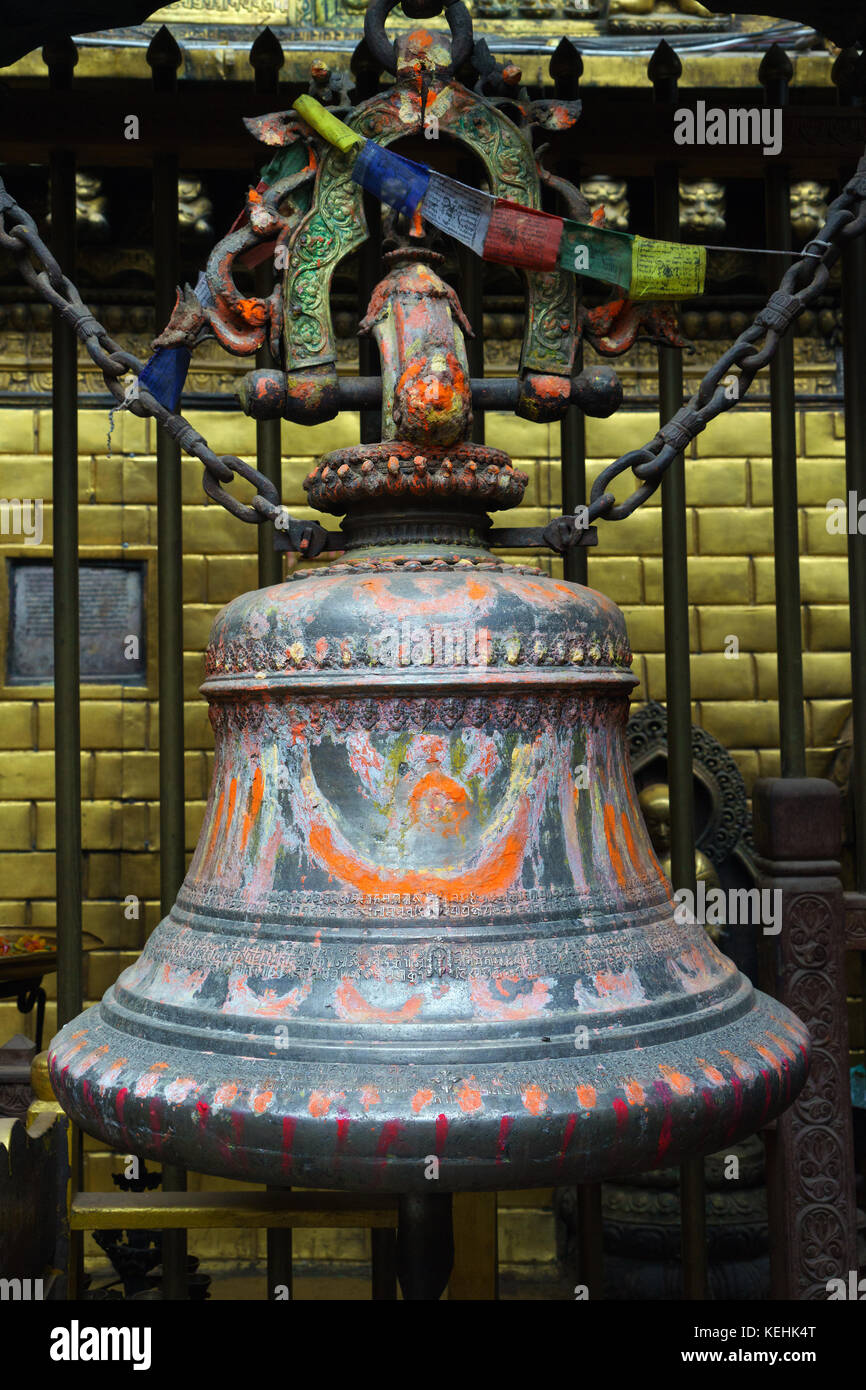 Rituelle buddhistische Glocke, Hiranyavarna Mahaviharahe - Goldener Tempel, Patan oder Lalitpur, Kathmandu Nepal Stockfoto