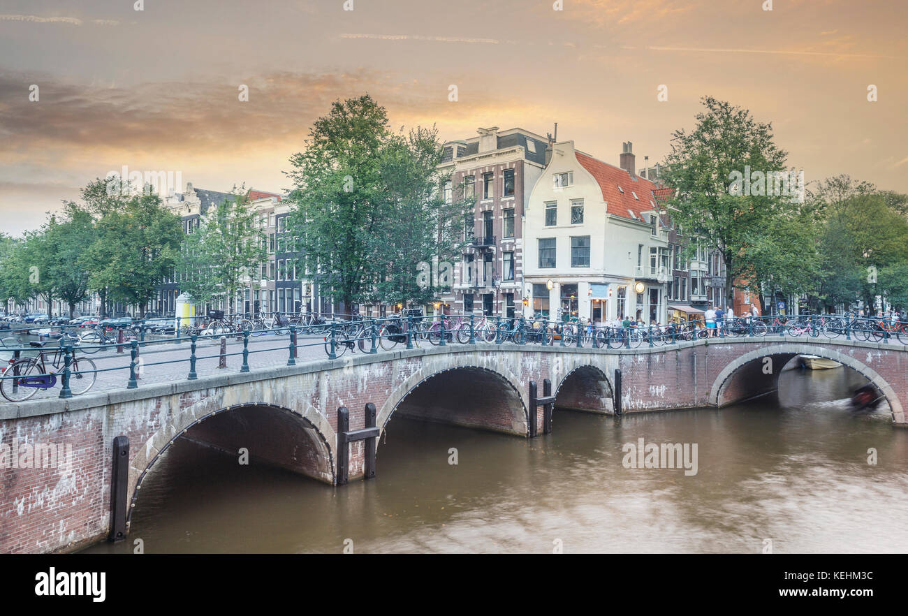 Fahrräder auf Brücke über Stadtfluss Stockfoto