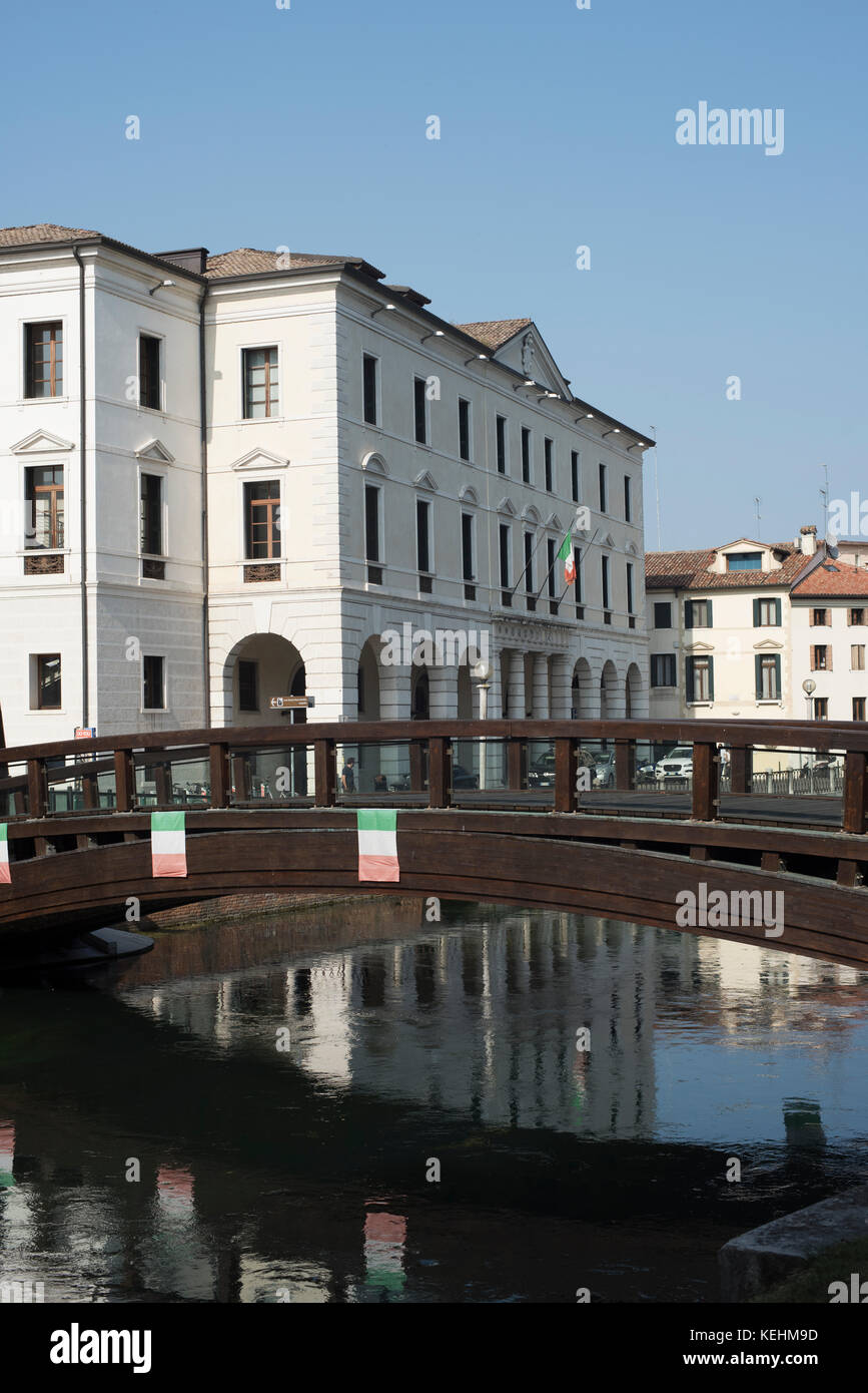 Holzbrücke über den Fluss Sile an der Riviera Garibaldi und der Riviera Santa Margherita, Treviso Stockfoto