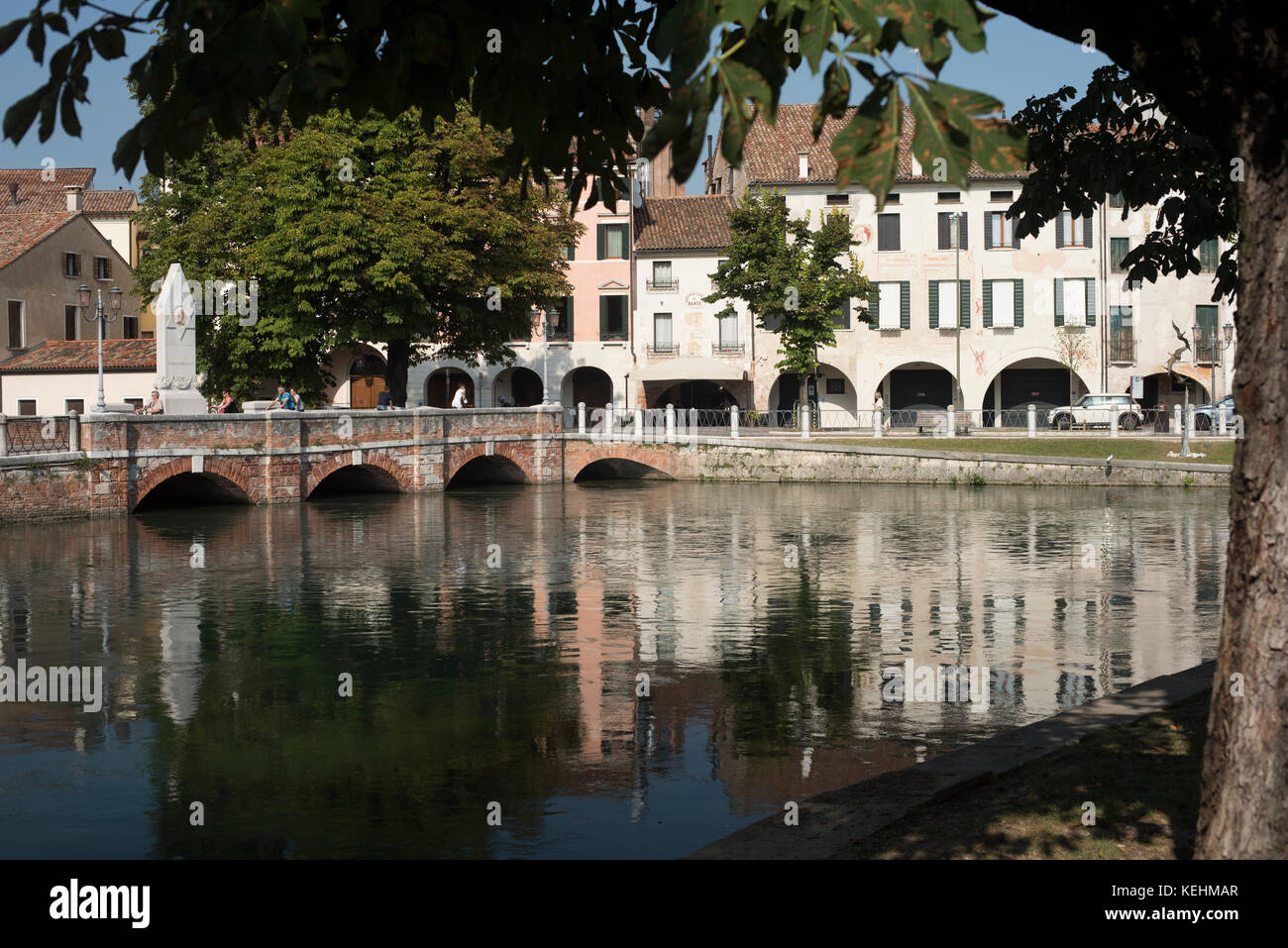 Blick von der Riviera Santa Margherita in Richtung der Kreuzung von Canale cagnan mit Fluss Sile, Treviso Stockfoto