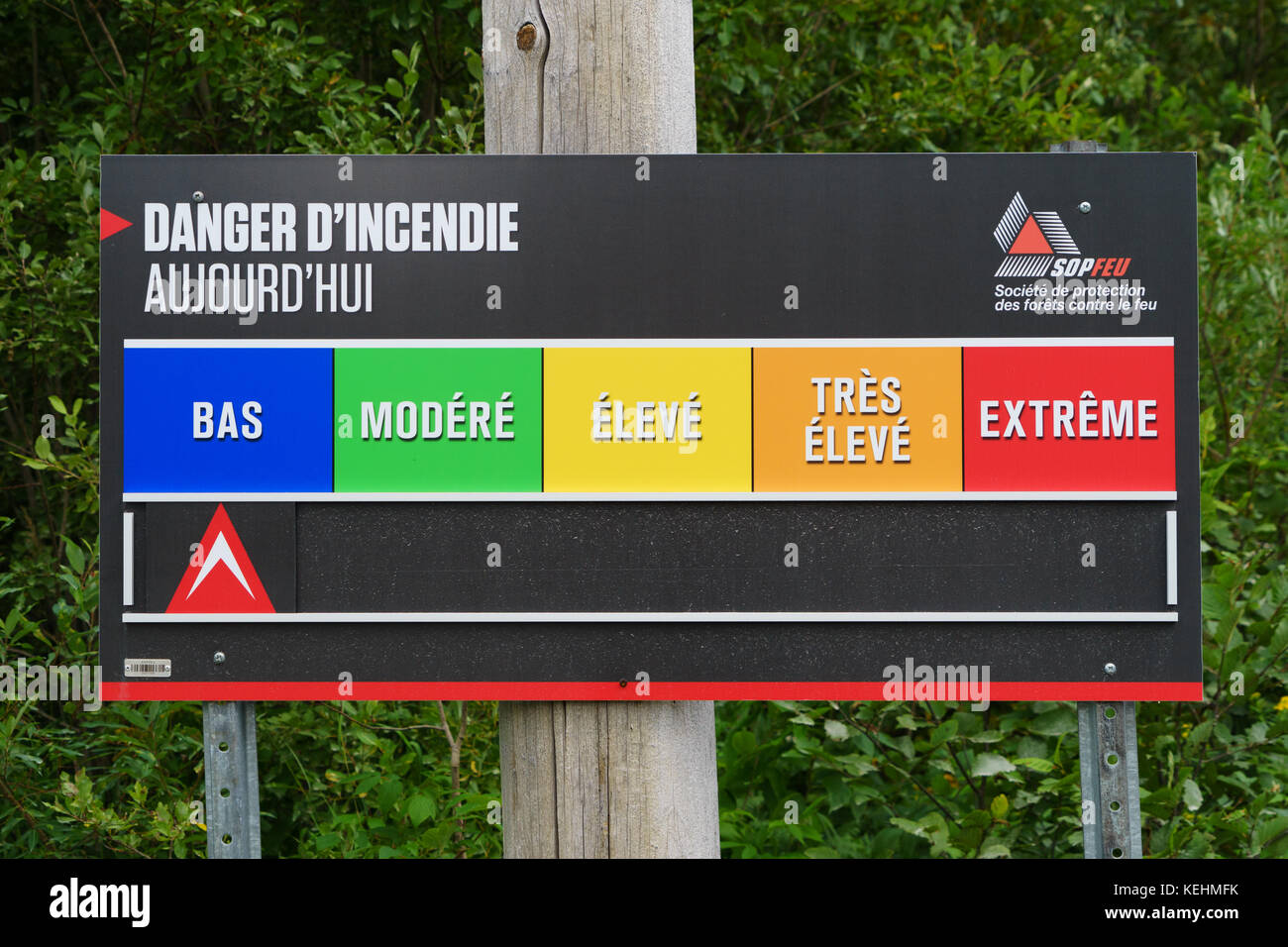 Waldbrand-Gefahrenschild in Französisch, Provinz Quebec, Kanada. Stockfoto
