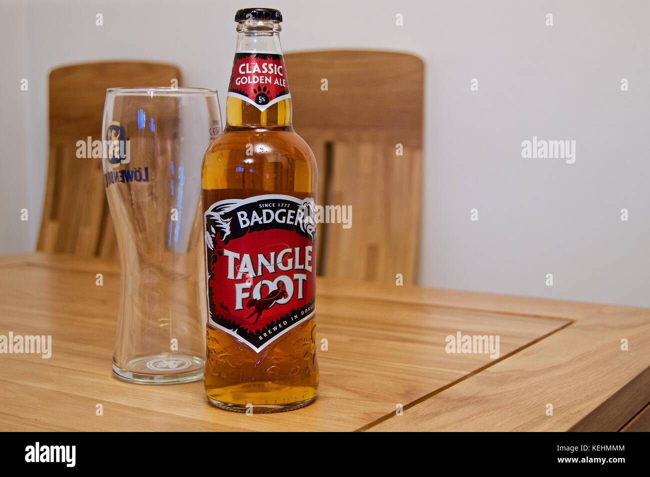 Badger Brewery Tangle Fuß-Ale-Flasche mit Pint Glas auf dem Tisch Stockfoto