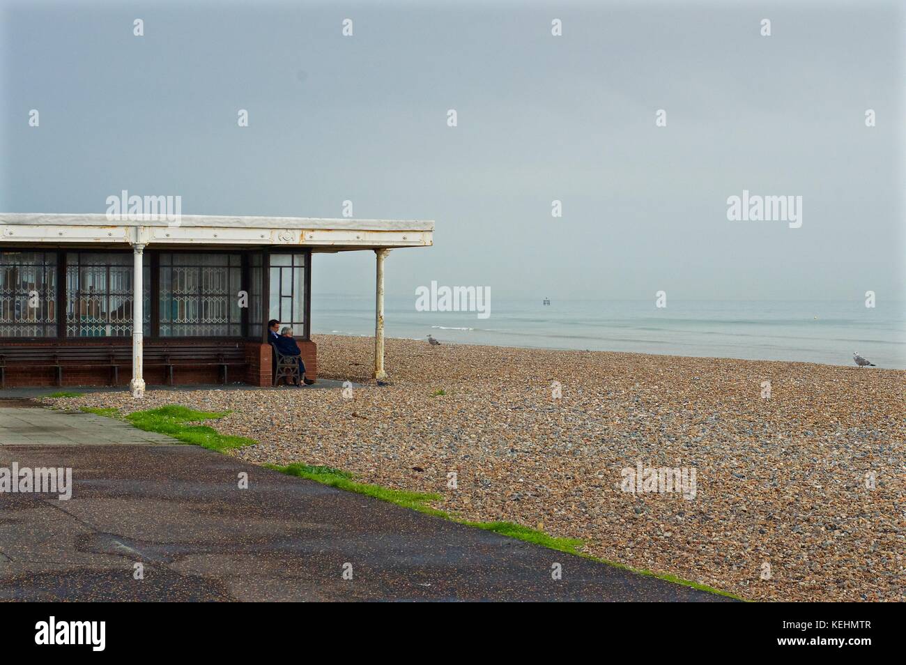 Unterkunft am Strand in Worthing, Großbritannien, an einem bewölkten Tag grau Stockfoto