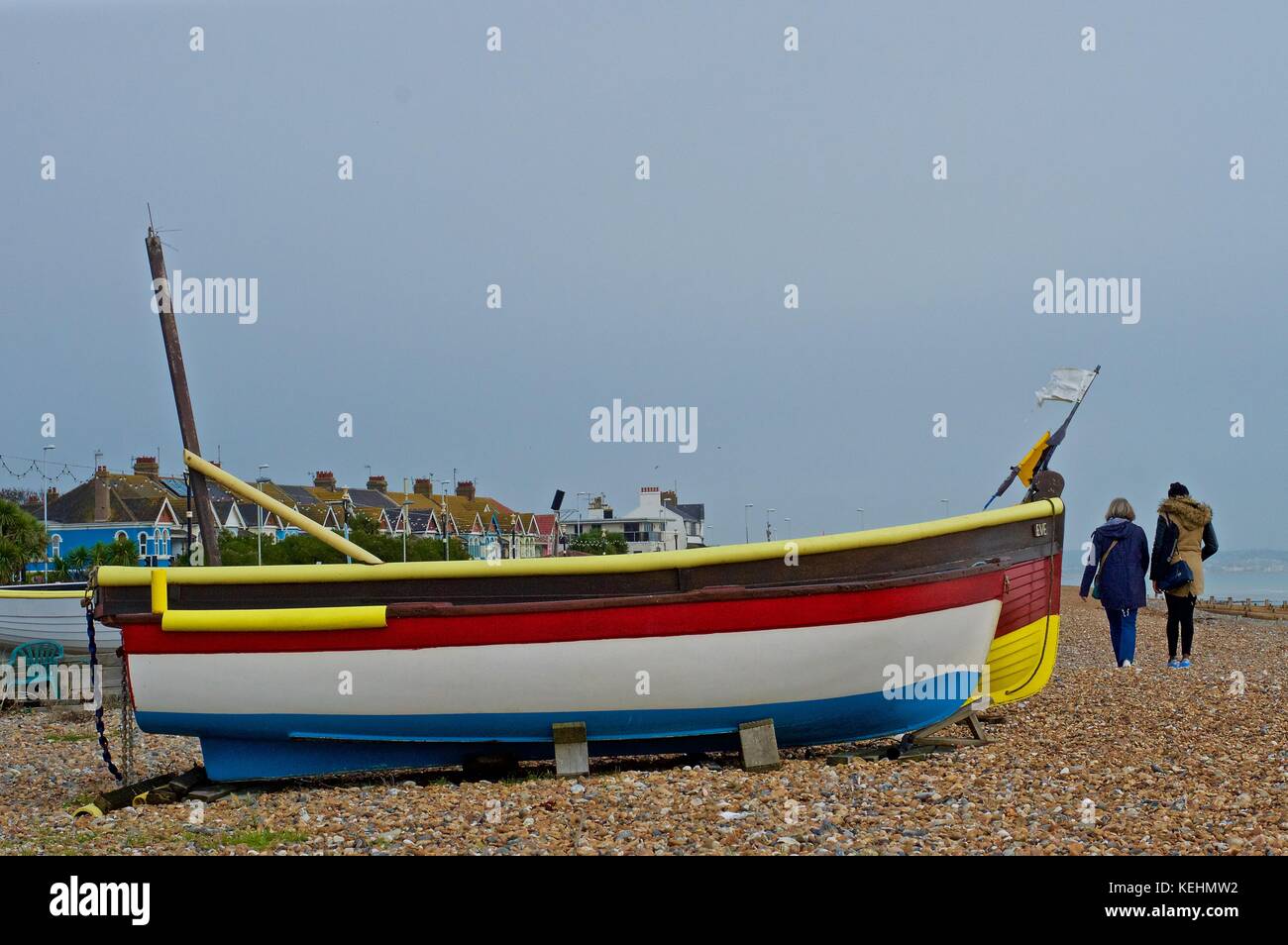 Fischerboot auf der Kiesstrand in Worthing, Großbritannien Stockfoto