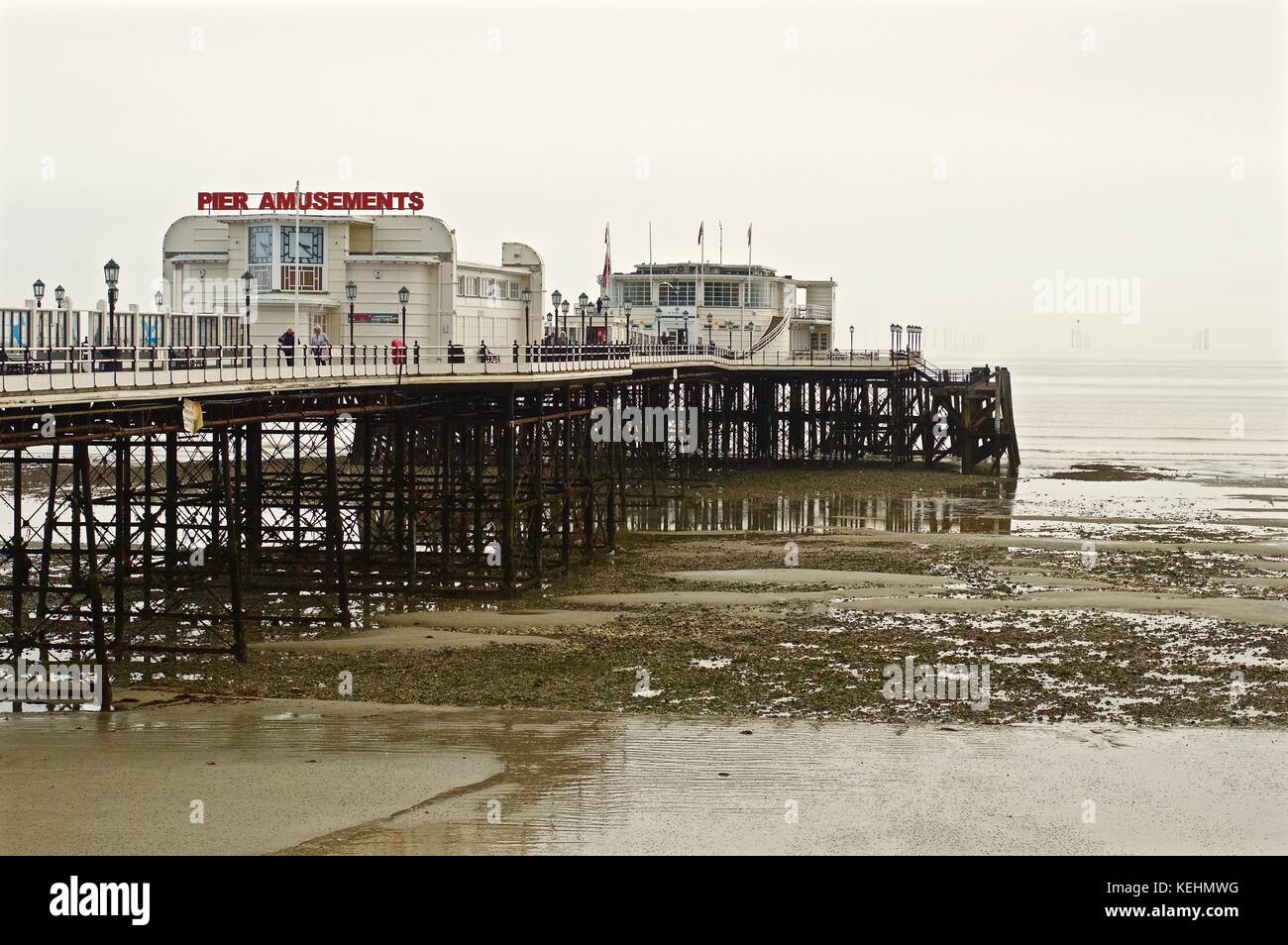 Worthing Pier auf einem grauen bewölkten Herbst Tag, Großbritannien Stockfoto