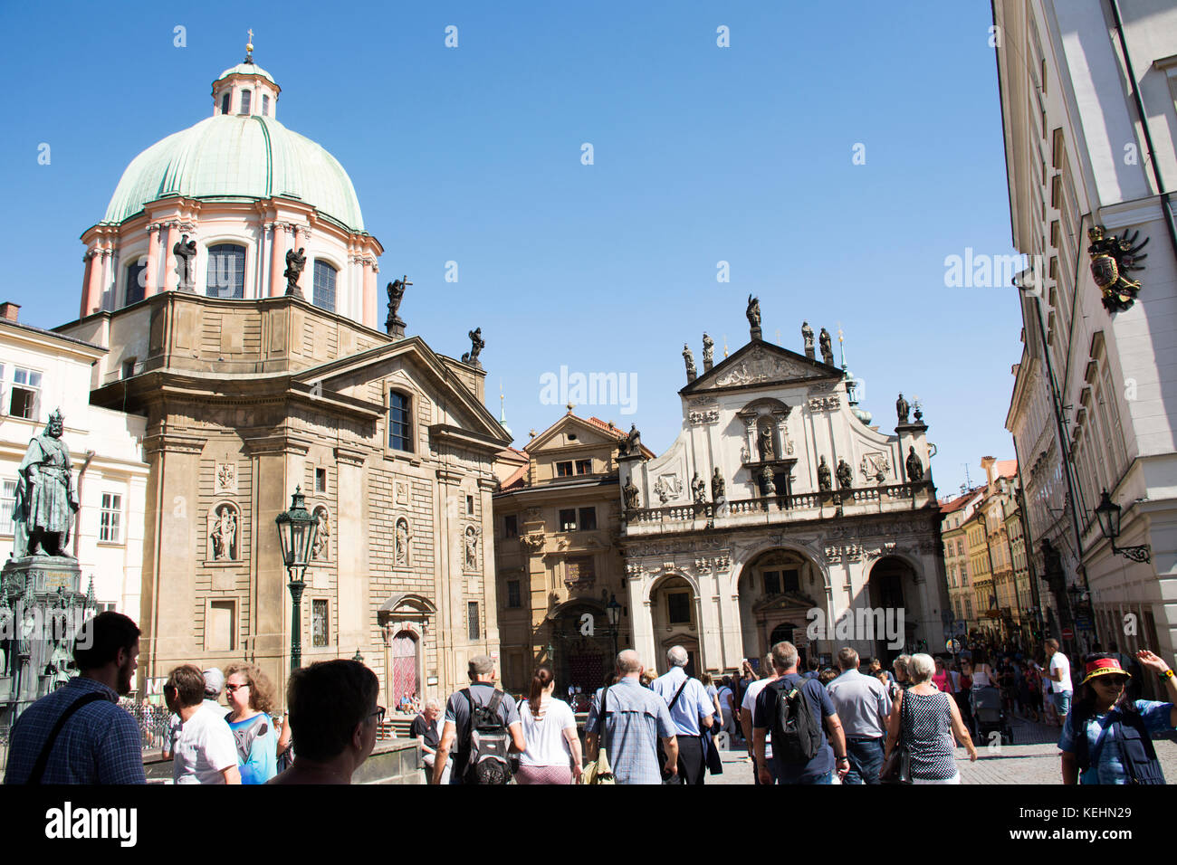 Tschechien Menschen und Ausländer Reisende warten zu Fuß überqueren der Straße gehen Kirche St Saviour oder Salvator am 30. August zu besuchen, 2017 in Prag, Tschechische Re Stockfoto