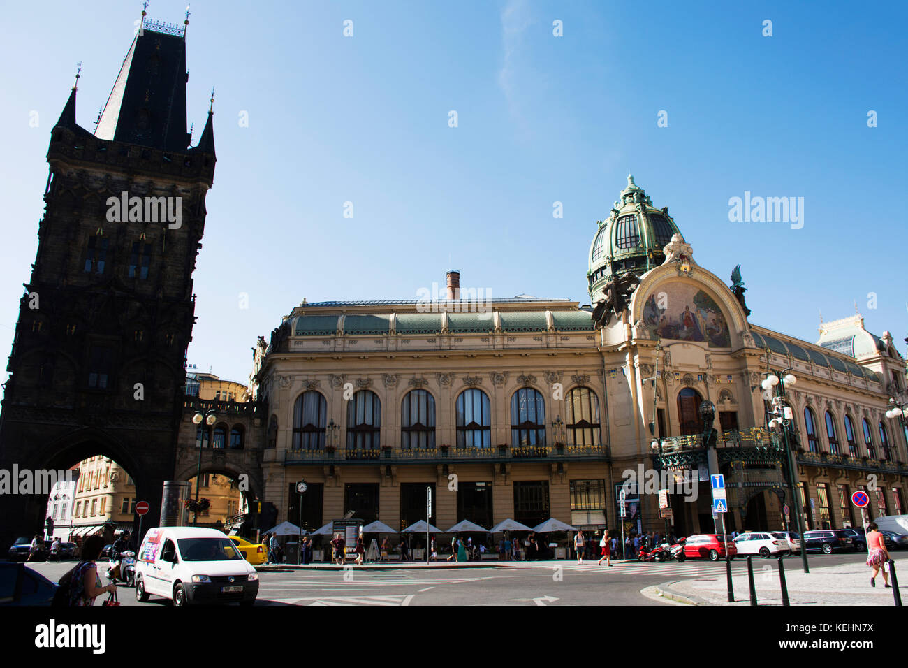 Verkehr Straße und Menschen zu Fuß auf der Straße am Pulverturm (prasna brana) und Gemeindehaus (Obecni Dum) am 31. August 2017 in Prag, Tschechische republi Stockfoto