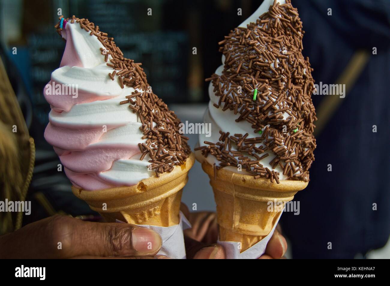 Schwarze Dame mit Eis am Meer, Littlehampton, Großbritannien Stockfoto