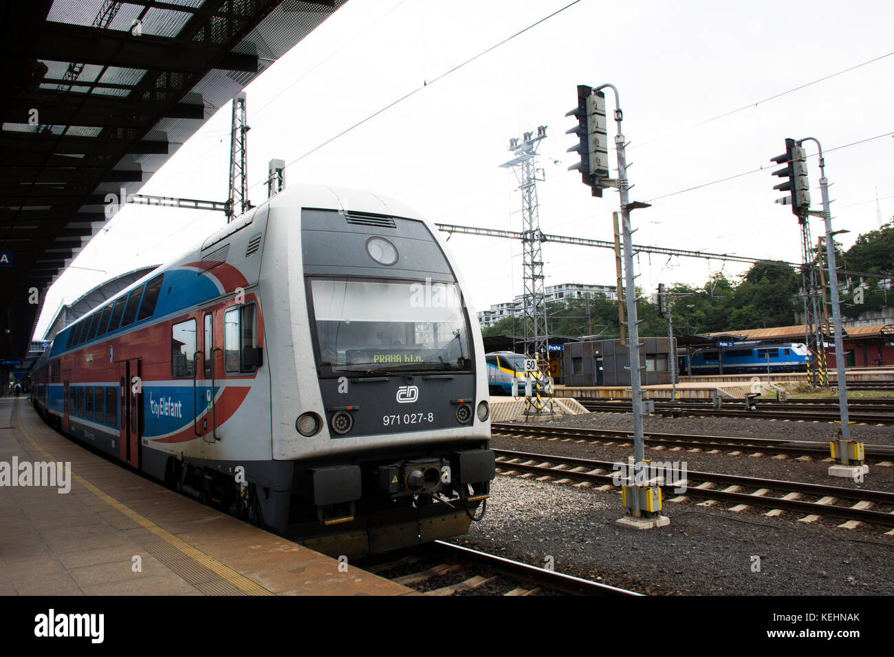 Tschechien Menschen und fremde Passagiere warten und auf den Zug von