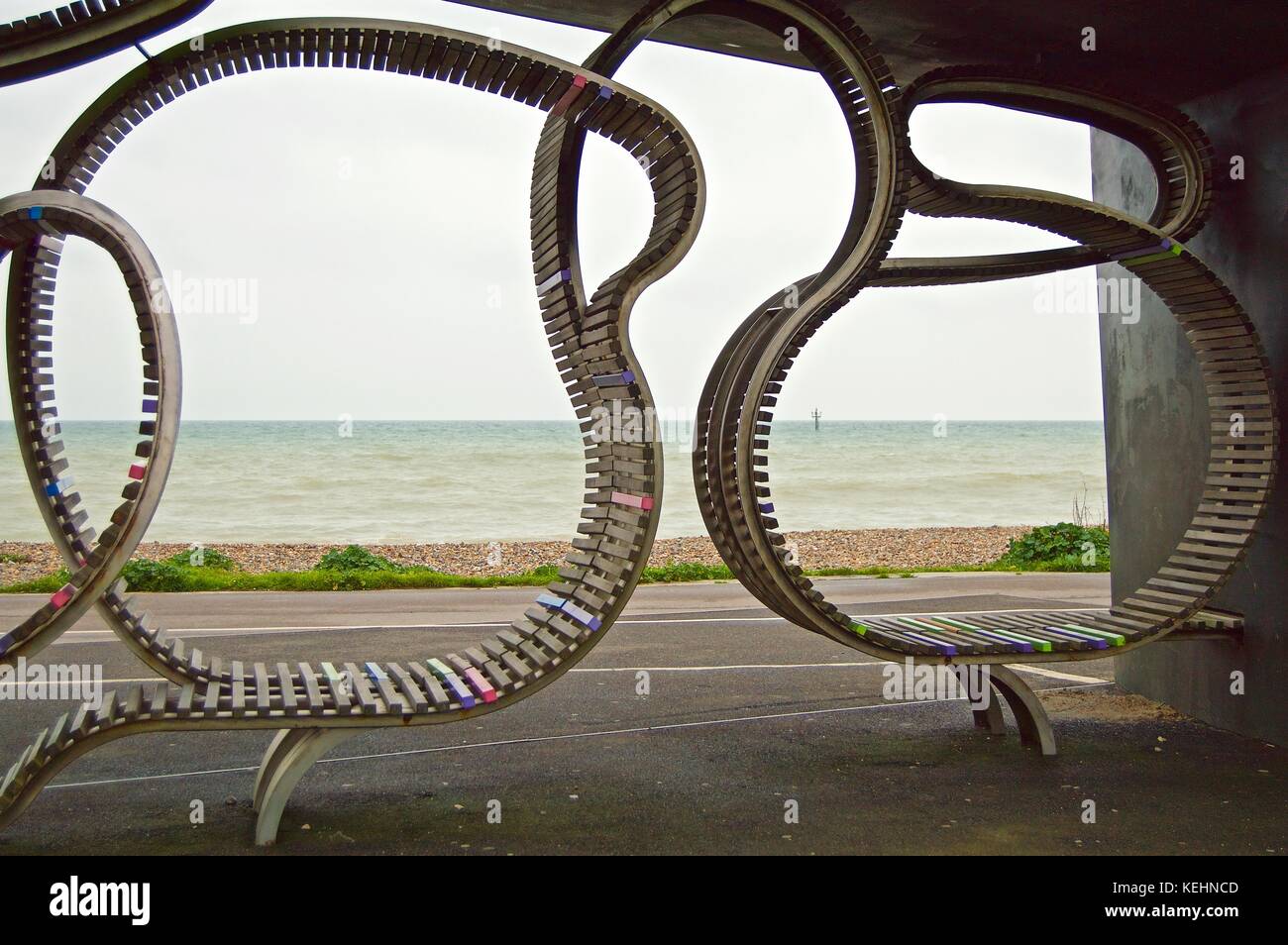 In Großbritannien längsten Sitzbank, auf der Promenade in Chichester, Großbritannien Stockfoto