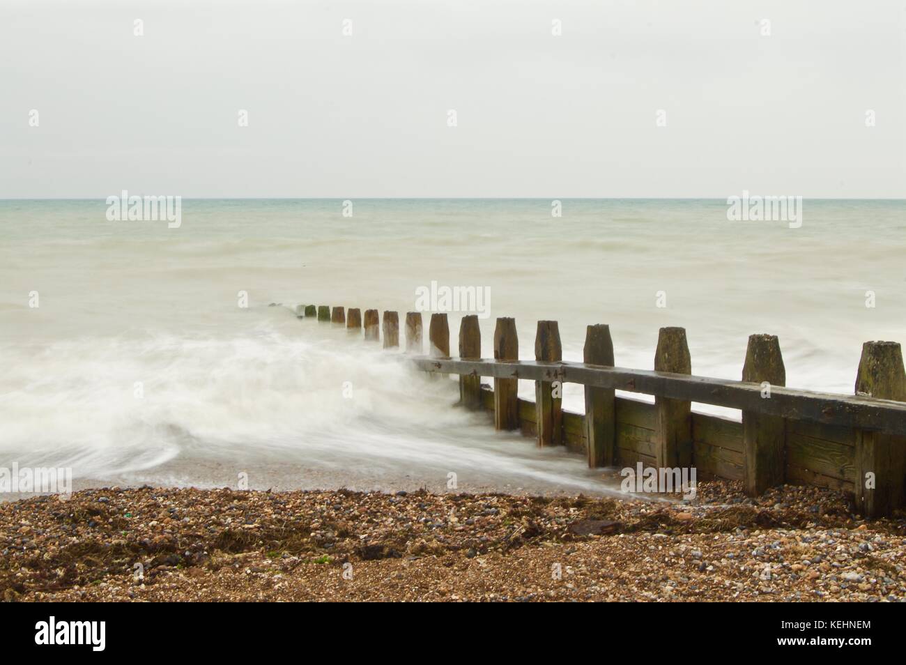 Lange Belichtung Wellen im Osten von littlehampton Strand an einem grauen Tag Stockfoto