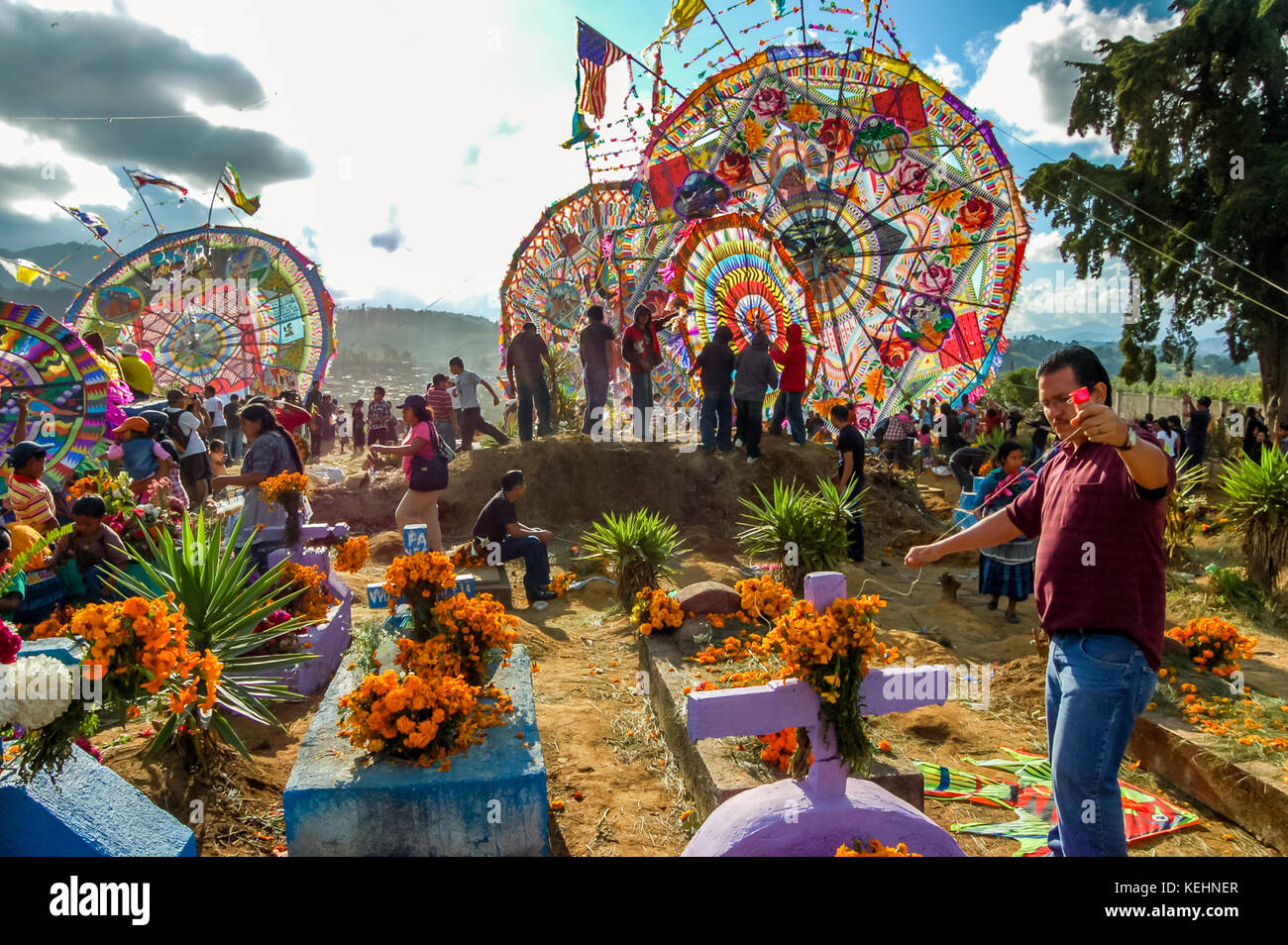 Santiago Sacatepequez, Guatemala - 1. November 2010: Besucher des riesigen Drachenfestes zu Ehren der Totengeister am Allerheiligen. Stockfoto