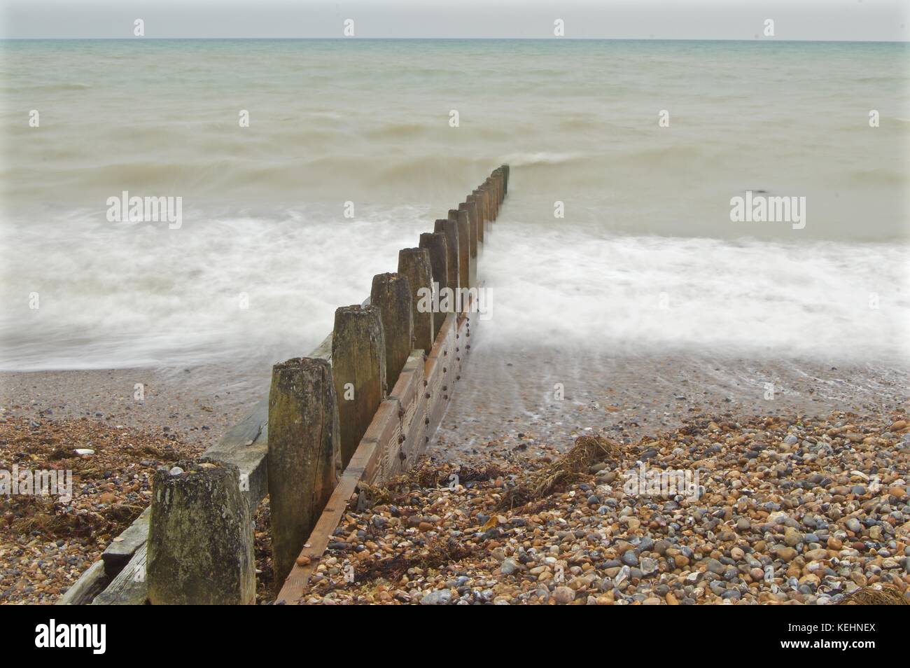 Lange Belichtung Wellen im Osten von littlehampton Strand an einem grauen Tag Stockfoto