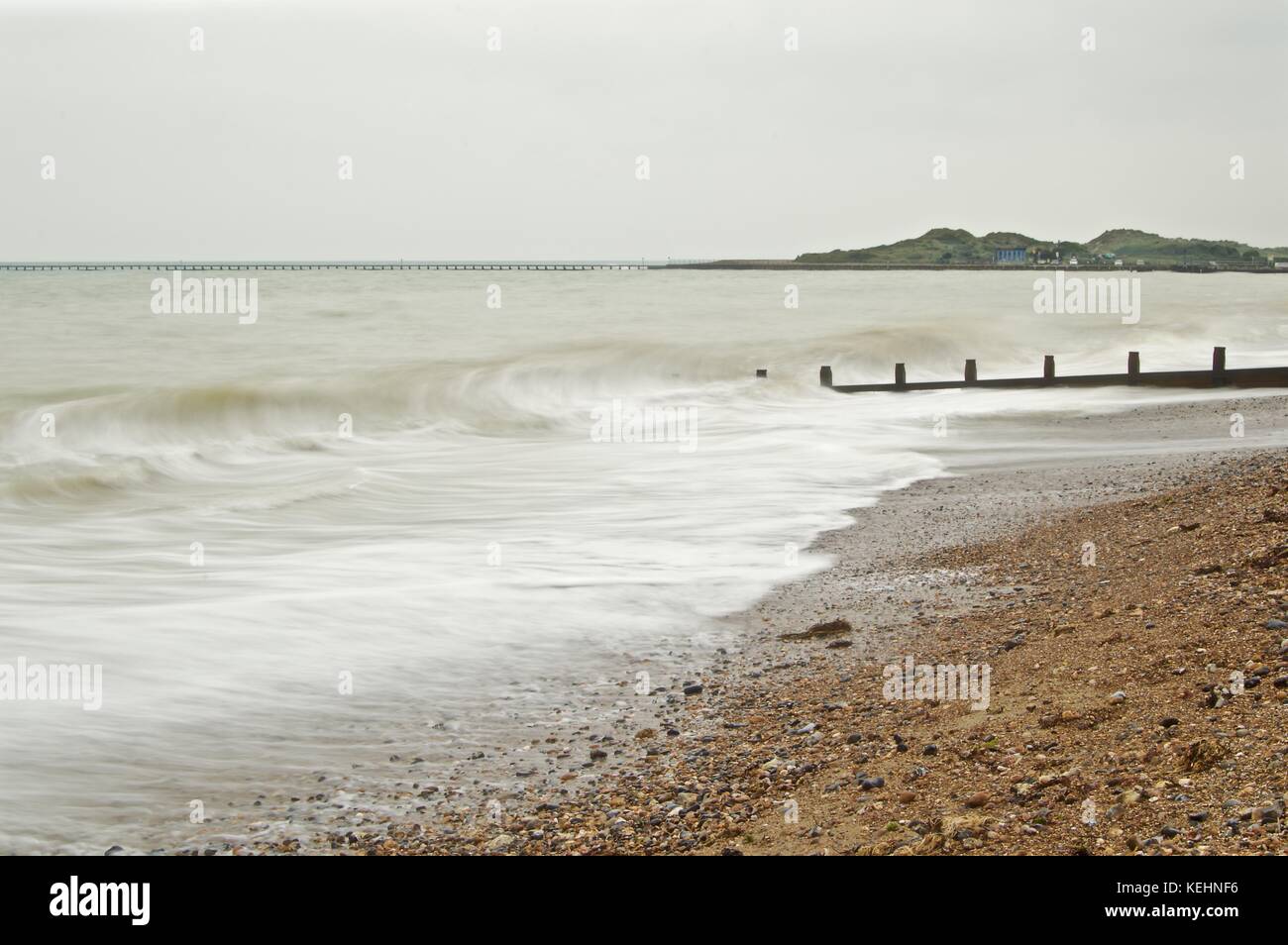 Lange Belichtung Wellen im Osten von littlehampton Strand an einem grauen Tag Stockfoto