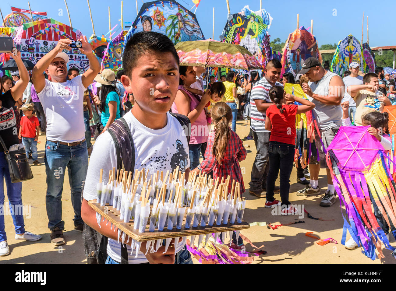Sumpango, Guatemala - 1. November 2015: Jugendliche verkaufen Süßigkeiten und Besucher machen Fotos und fliegen Drachen beim Riesendrachen-Festival zu Ehren der Geister der Toten. Stockfoto