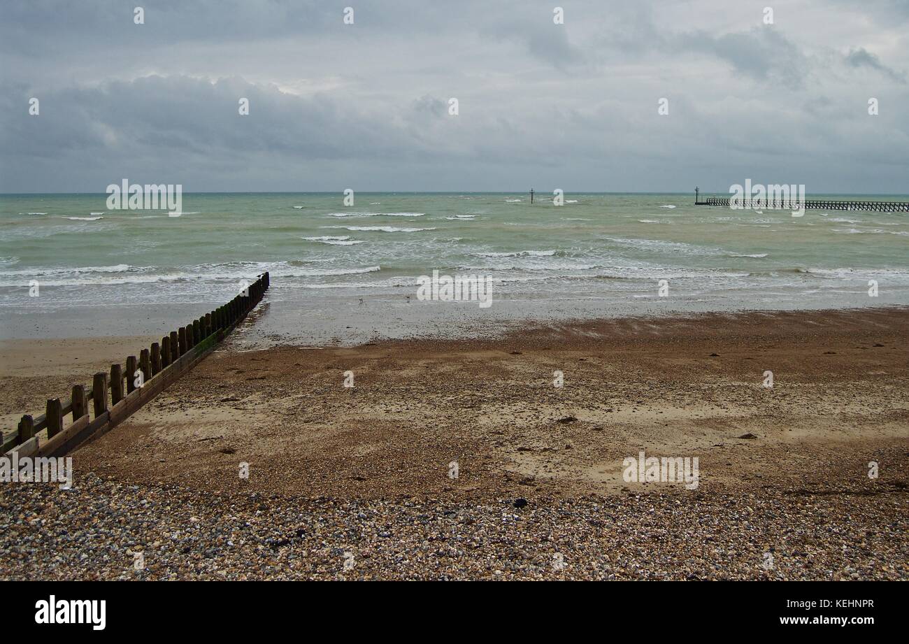 Küste bei Ebbe, Littlehampton uk Stockfoto