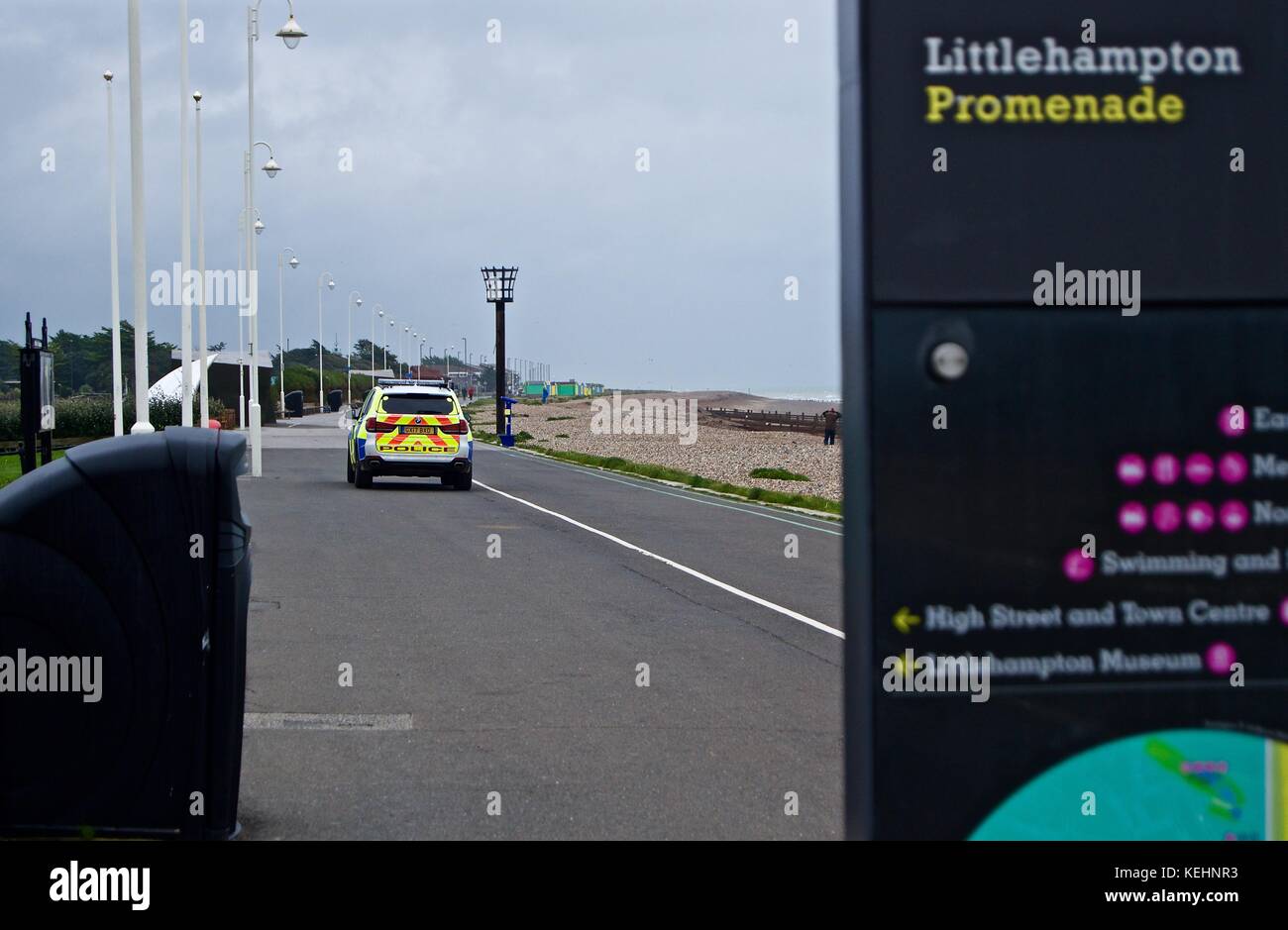 Polizeiauto an der Promenade, Littlehampton, Großbritannien Stockfoto