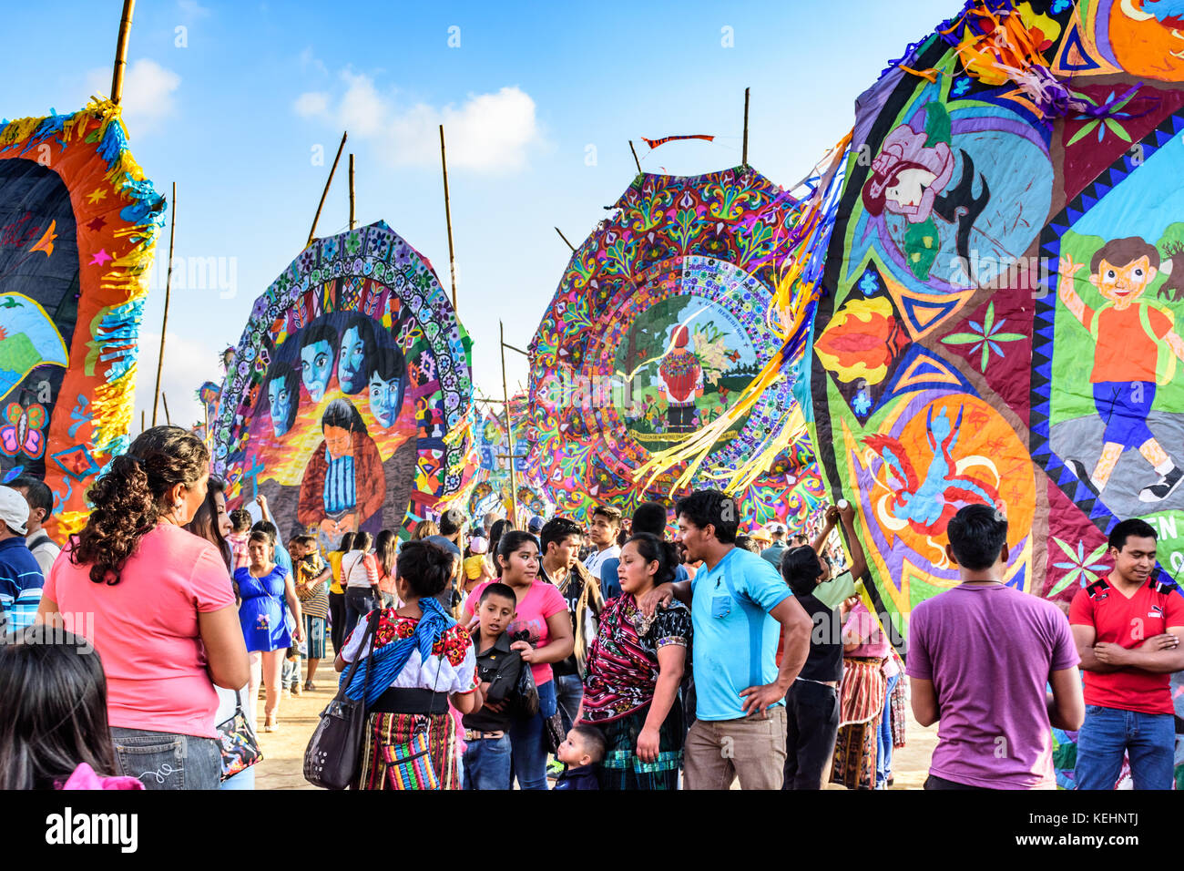 Sumpango, Guatemala - November 1, 2015: Besucher bei Giant kite Festival ehrt Geister der Toten zu Allerheiligen. Stockfoto