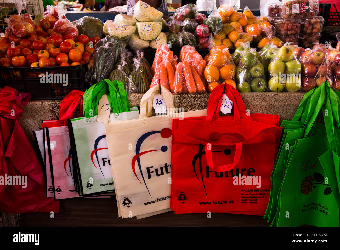 Die Seychellen, Mahe, Victoria, Sir Selwyn Selwyn-Clarke Market, wiederverwendbare Tragetaschen für Verkauf auf pflanzliche Abschaltdruck Stockfoto