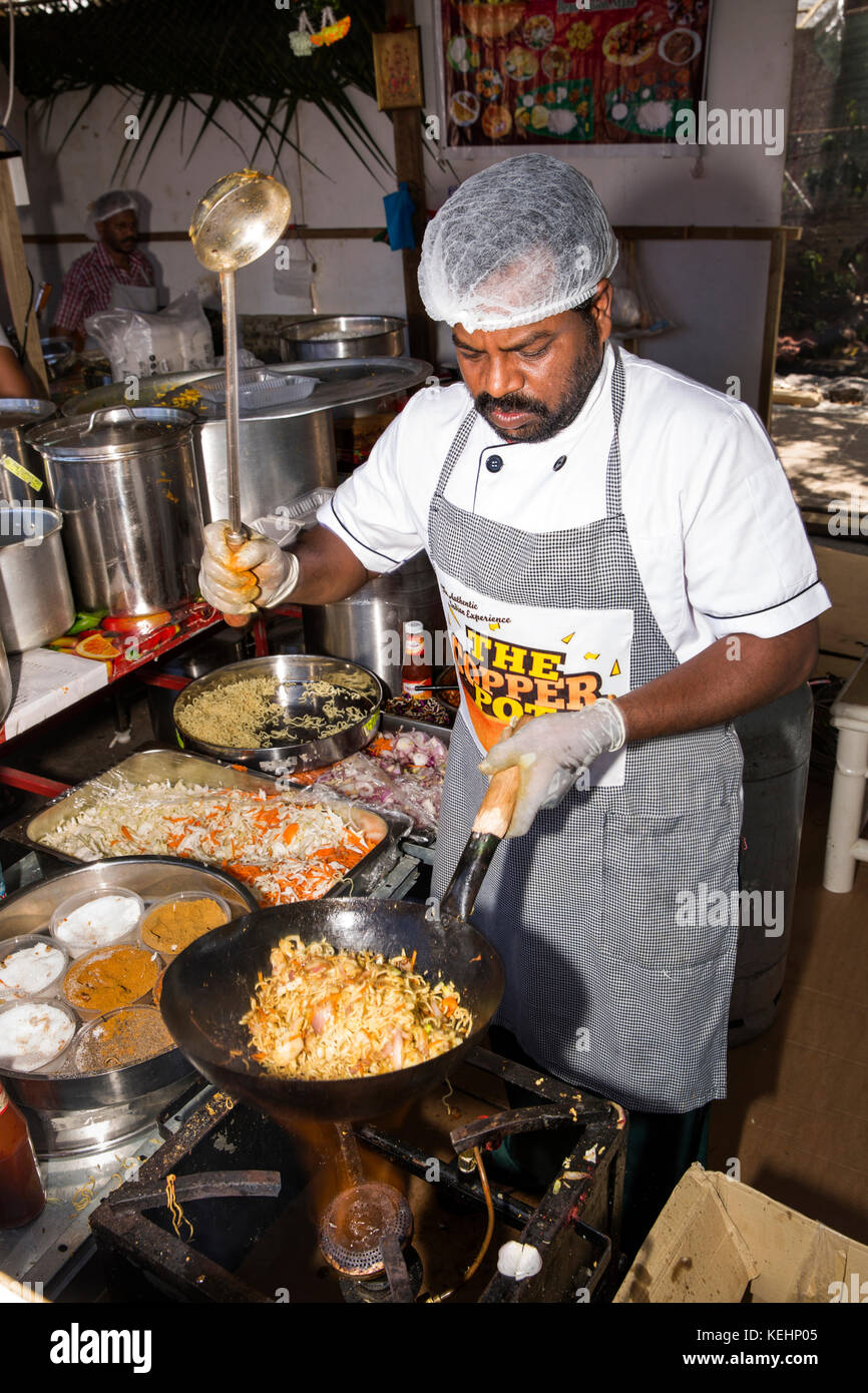 Die Seychellen, Mahe, Victoria, Indien, indisches Essen Stall, Kupfer Topf Küchenchef Frittieren in Karahi Stockfoto