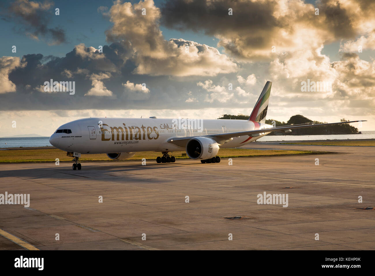 Die Seychellen, Mahe, Flughafen, Emirates Airlines Boeing 777-300ER Flugzeuge im Morgengrauen rollt Stockfoto