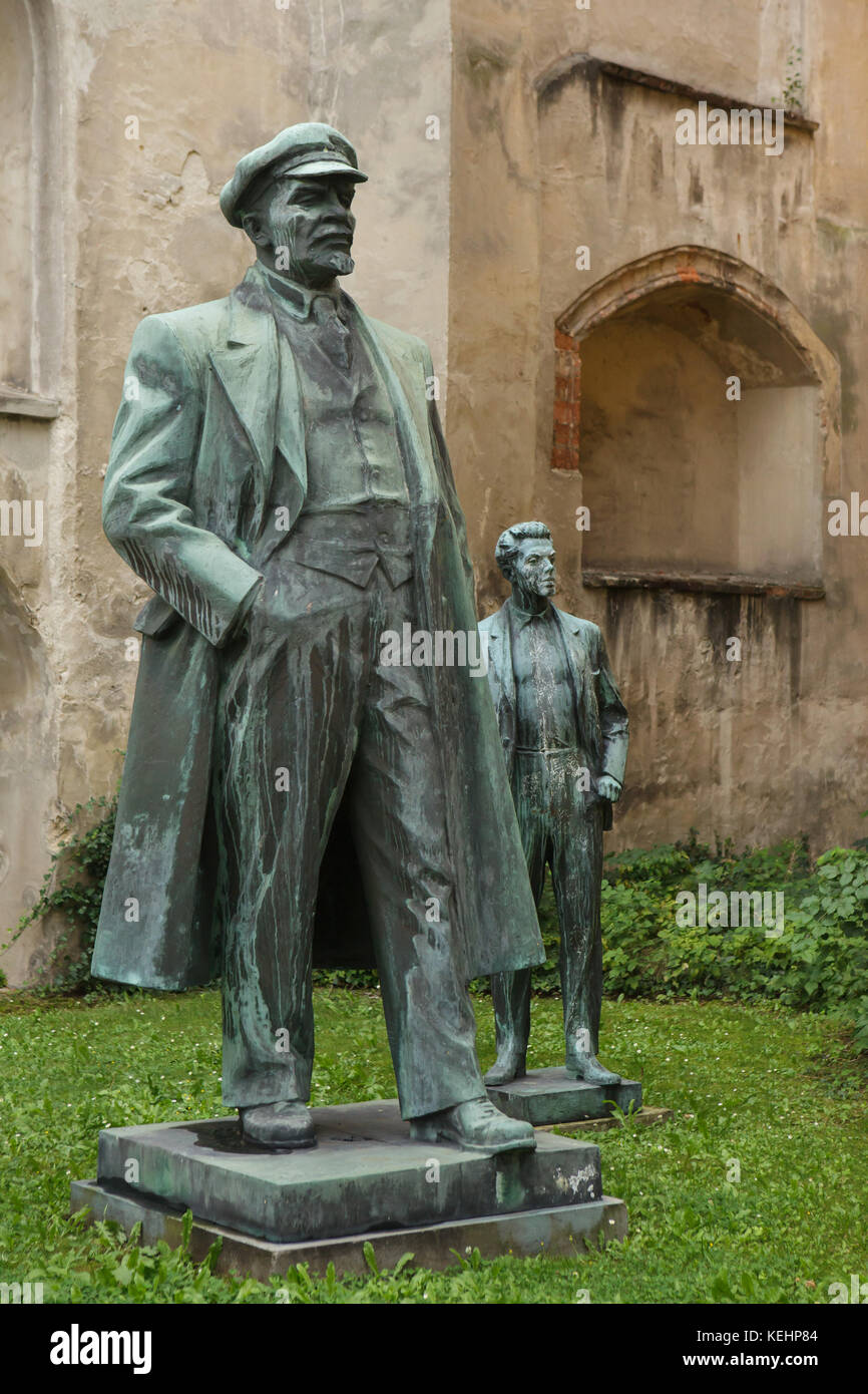 Bronze Statuen der russischen bolschewistischen revolutionären Wladimir Lenin (L) von der Tschechischen Bildhauer Vladimír Reich (1979) und tschechoslowakischen Journalist Julius Fučík durch tschechische Bildhauer Miloslav Šonka (1979) in das lapidarium in der Franziskanischen Gärten (Františkánské zahrady) in Cheb, Tschechien. Die Statue von Lenin stand einst vor dem Bahnhof in Cheb und Julius Fučík in Františkový Lázně zu bleiben. Beide Statuen waren an den heutigen Standort verschoben Nach dem Zusammenbruch des kommunistischen Regimes in der Tschechoslowakei fiel. Stockfoto
