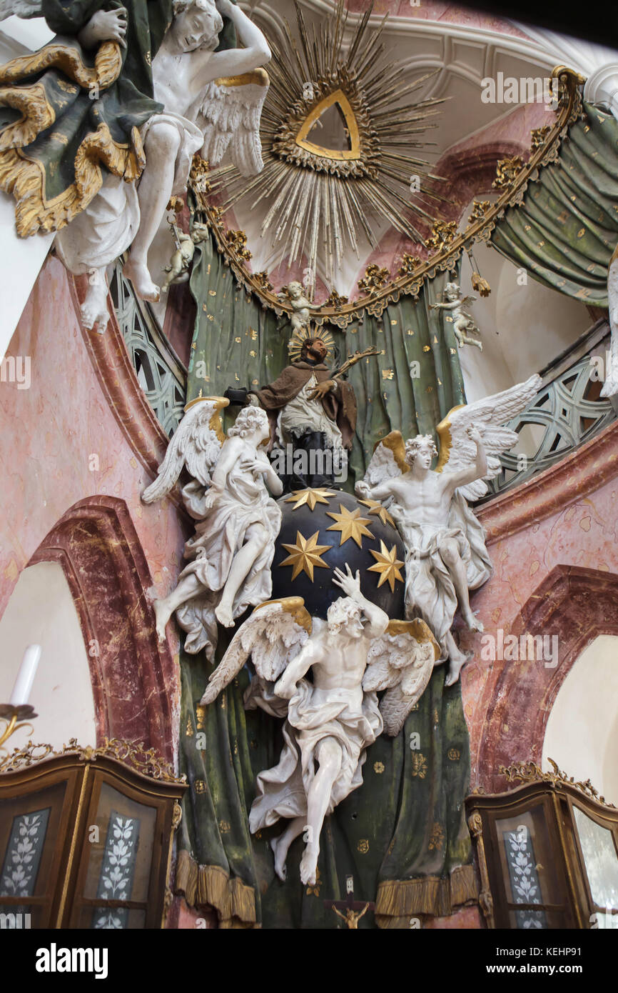 St. Johannes von Nepomuk umgeben von Engeln. Hölzerne Statuen von Tschechischen Bildhauer Jan Pavel Čechpauer in den wichtigsten in der hochaltar in der Wallfahrtskirche des hl. Johannes von Nepomuk (Poutní kostel svatého Jana Nepomuckého) bei Zelená Hora in Žďár nad Sázavou, Tschechien. Die Wallfahrtskirche von tschechischen Architekten mit italienischen Wurzeln Jan Santini Aichel in 1720-1727 in der Kombination von barocken und gotischen Stil, barocke gotischen Stil gebaut, bekannt wurde. Stockfoto