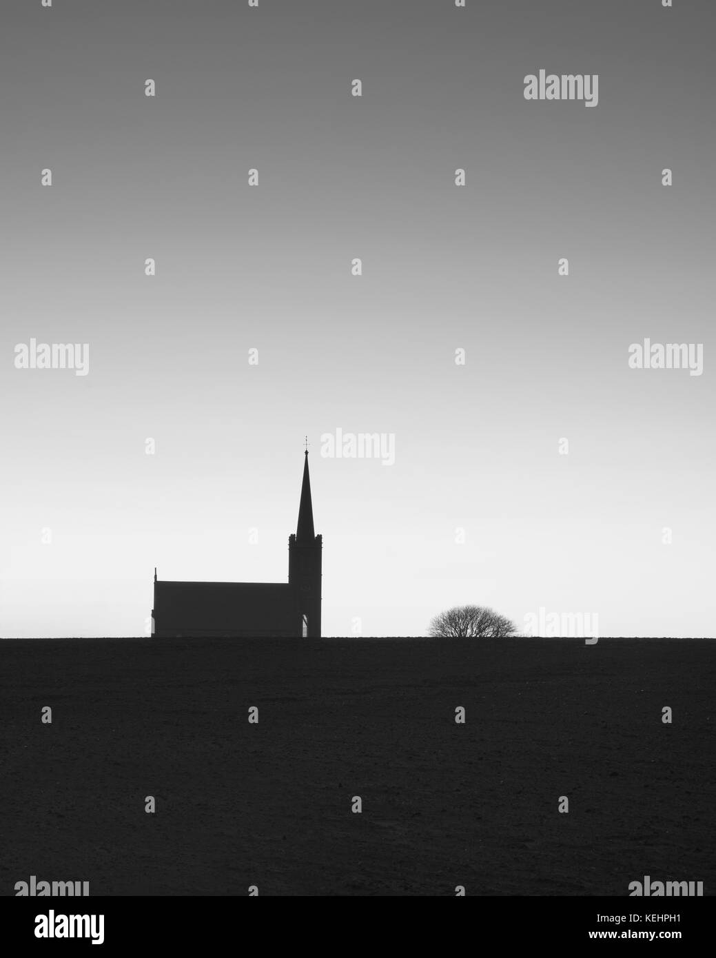 Kirche Baum Silhouette St Cyrus Montrose Angus Schottland Schwarz Weiß Stille Einsamkeit Stockfoto