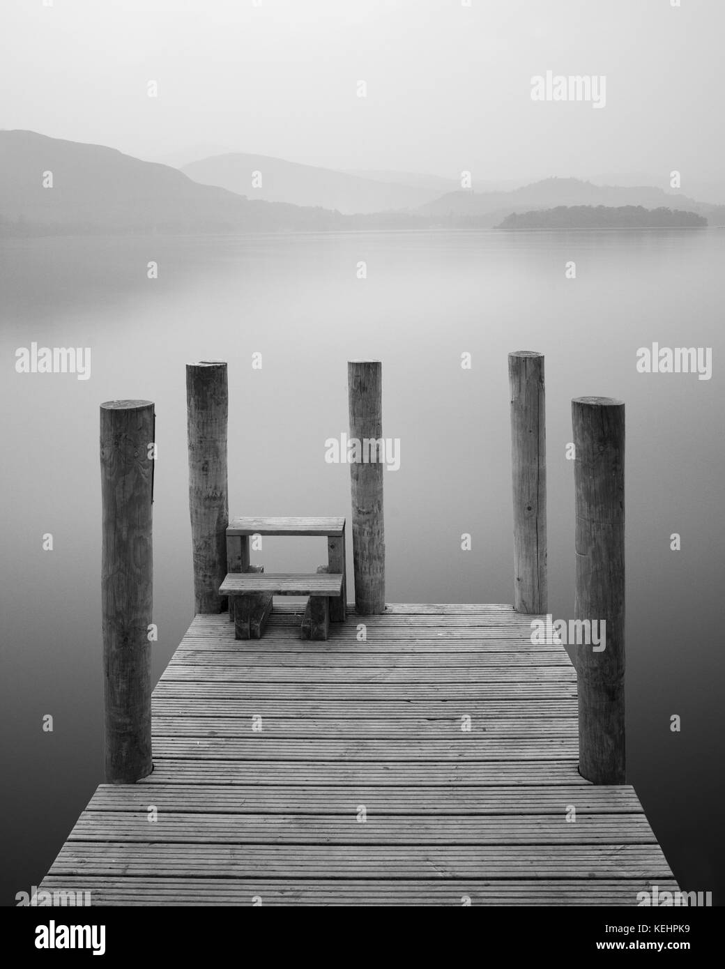 Anlegestelle Anlegestelle Anlegestelle Derwentwater See Bezirk Foggy Stille Meditation Stockfoto