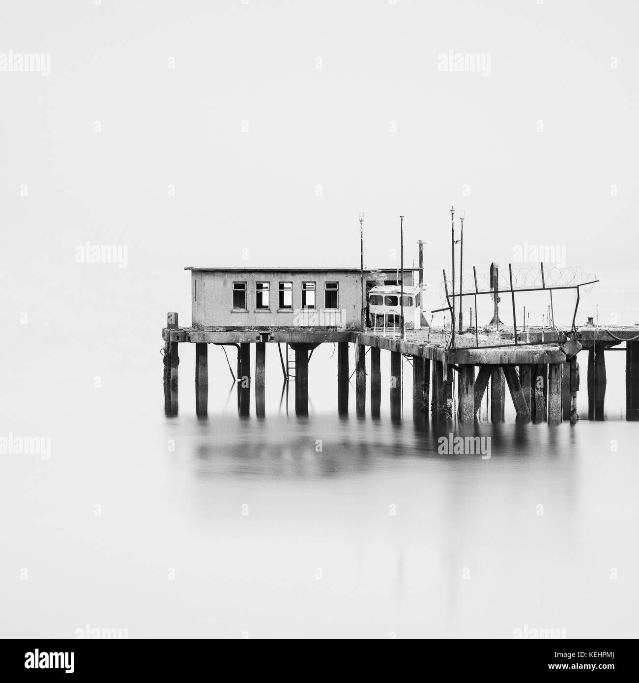 Verfallenes Fishing Pier Jetty Gourock Greenock Inverclyde In nebligen friedlichen Atmosphäre Stockfoto