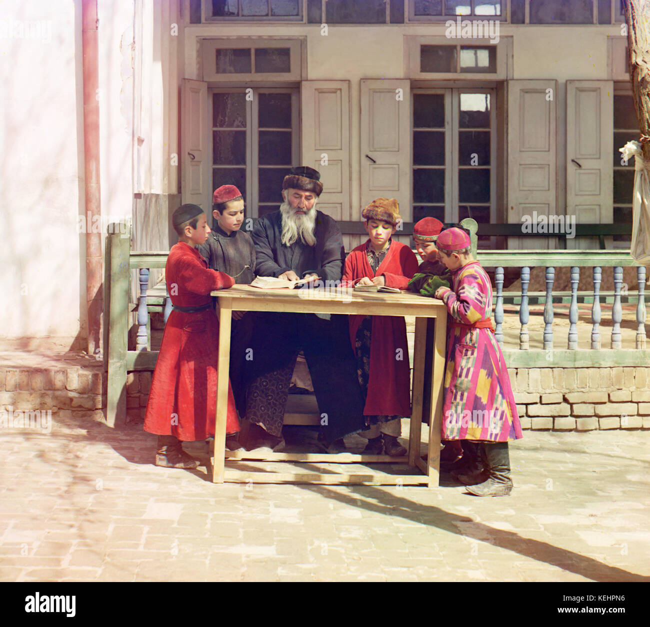 Gruppe jüdischer Kinder mit Lehrer, Sarmakand, Usbekistan, Russisches Reich, Prokudin-Gorskii-Sammlung, 1910 Stockfoto