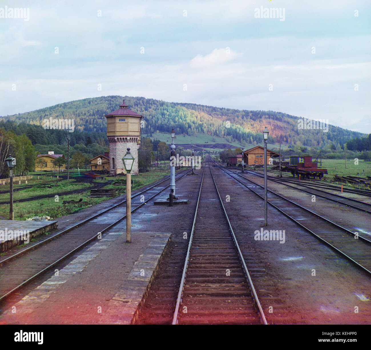 Blick von der hinteren Plattform Der simskaia Station der Samara - zlatoust Eisenbahn, prokudin gorskii-Sammlung, 1909 Stockfoto