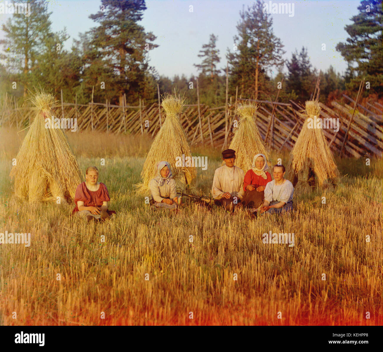 Familie sitzt vor der Heuballen im Heu Feld während der Ernte, Wolga - Ostsee- Region, Russland, prokudin gorskii-Sammlung, 1909 Stockfoto