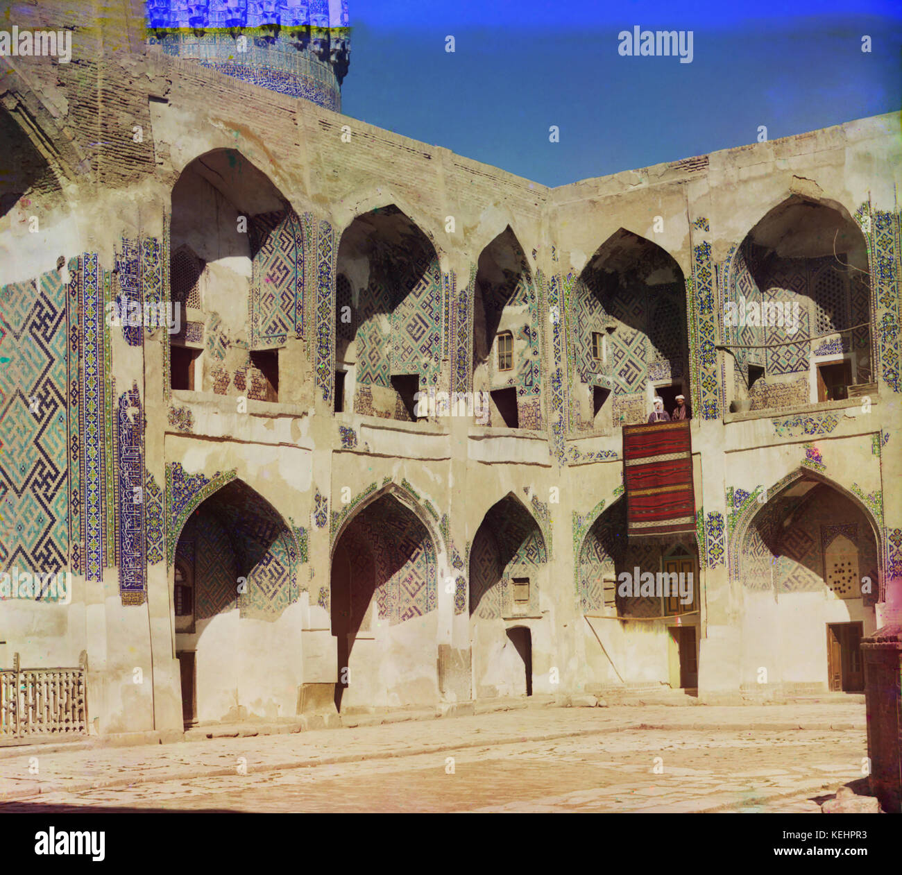 Porträt zweier Männer auf dem Balkon des Hofes, Shir-Dor-Moschee, Samarkand, Usbekistan, Russisches Reich, Prokudin-Gorskii-Sammlung, 1910 Stockfoto