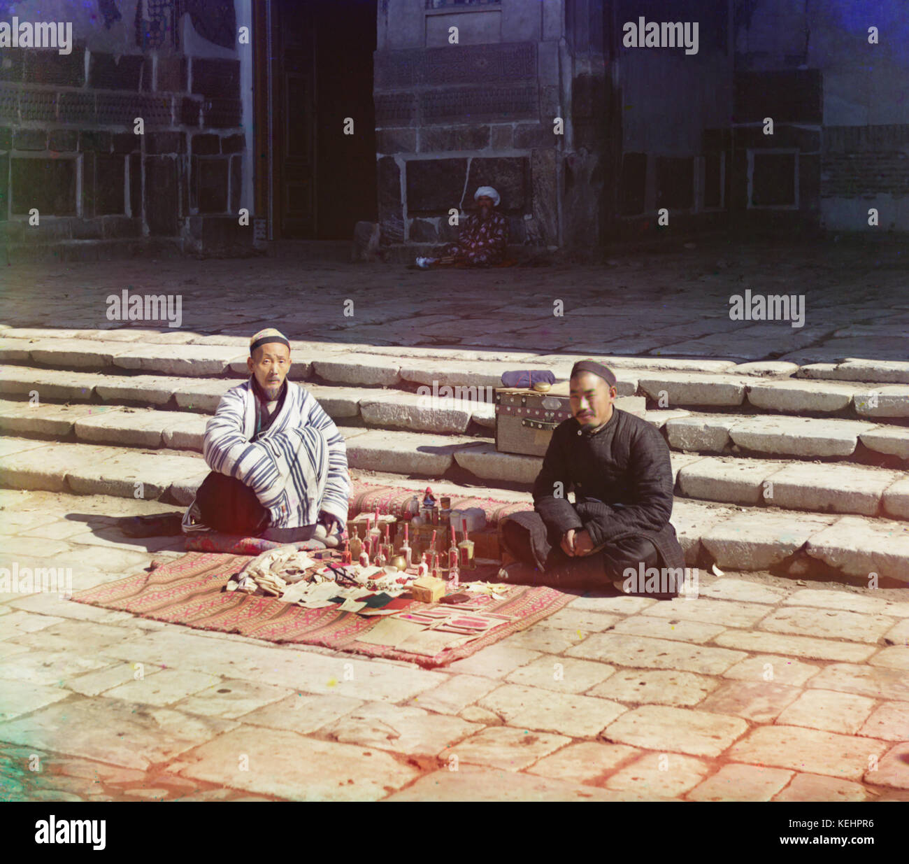 Porträt von zwei sitzen Männer auf dem Teppich mit Anzeige von Flaschen, sarmakand, Usbekistans, des Russischen Reiches, prokudin gorskii-Sammlung, 1910 Stockfoto