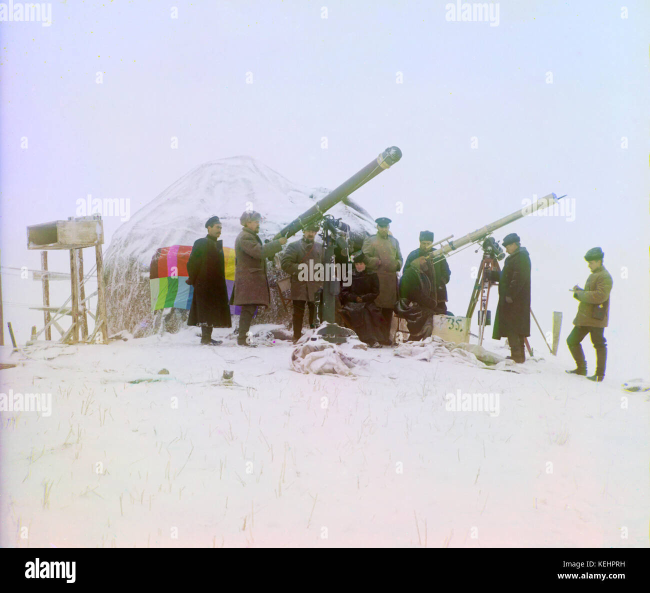 Gruppe von Menschen mit zwei Teleskopen, um die Sonnenfinsternis auf dem schneebedeckten Berg zu sehen, nahe dem Bahnhof Tscherniaevo, Tian-Shan-Berge oberhalb der Saliuktin-Minen, Golodnaia-Steppe, Kasachstan, Russisches Reich, Prokudin-Gorskii-Sammlung, Januar 1,1907 Stockfoto