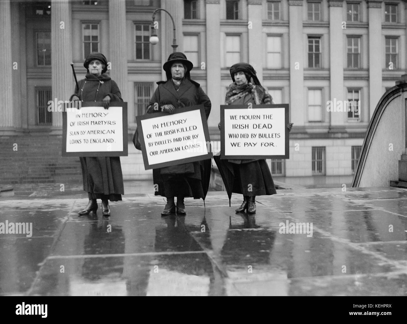 Drei Frauen Streikposten im Speicher der irischen Toten, Protest von US-Kredite an England, Washington DC, USA, Harris & Ewing, 1923 Stockfoto