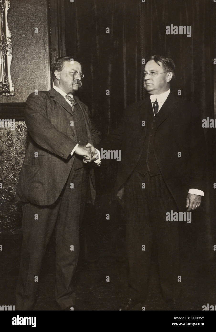 Theodore Roosevelt und Hiram Johnson, full-length portrait Händeschütteln nach wie Präsidentschafts- und Vizepräsidentenanwärter für die progressive oder Stier - Elche Partei, 1912 Nominierung Stockfoto