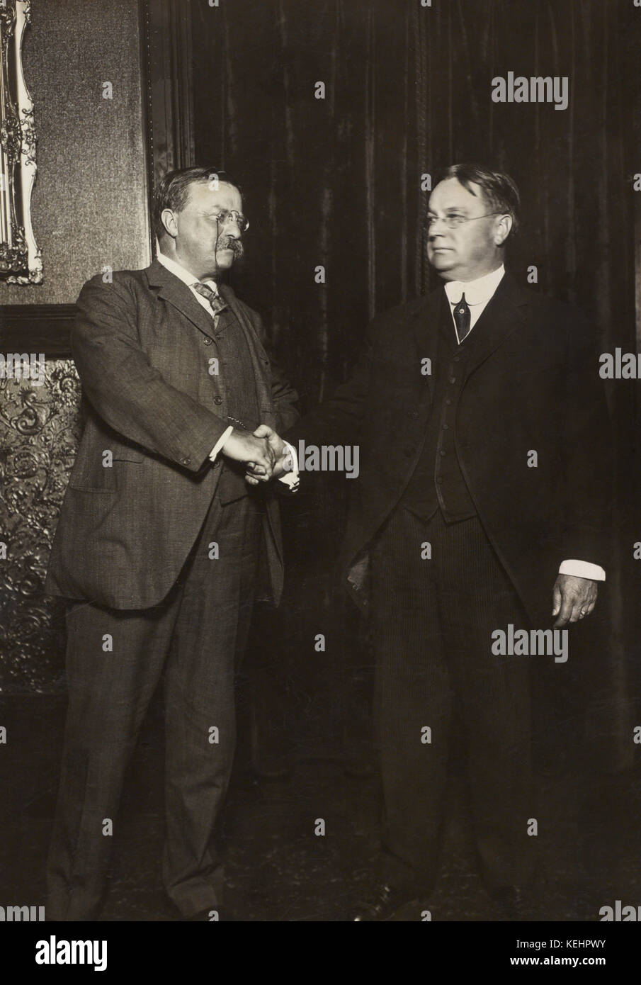 Theodore Roosevelt und Hiram Johnson, Portrait schüttelt die Hand, nachdem sie als Präsidentschafts- und Vizepräsidentschaftskandidaten für die Progressive or Bull-Moose Party 1912 nominiert wurden Stockfoto