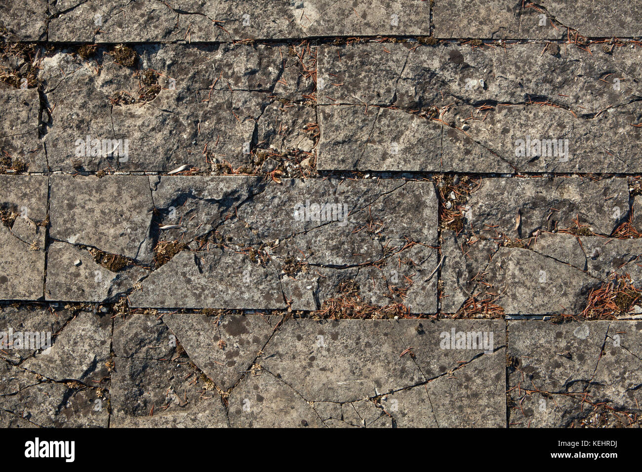 Zerbrochener Steinpflaster. Hintergrundtextur. Stockfoto