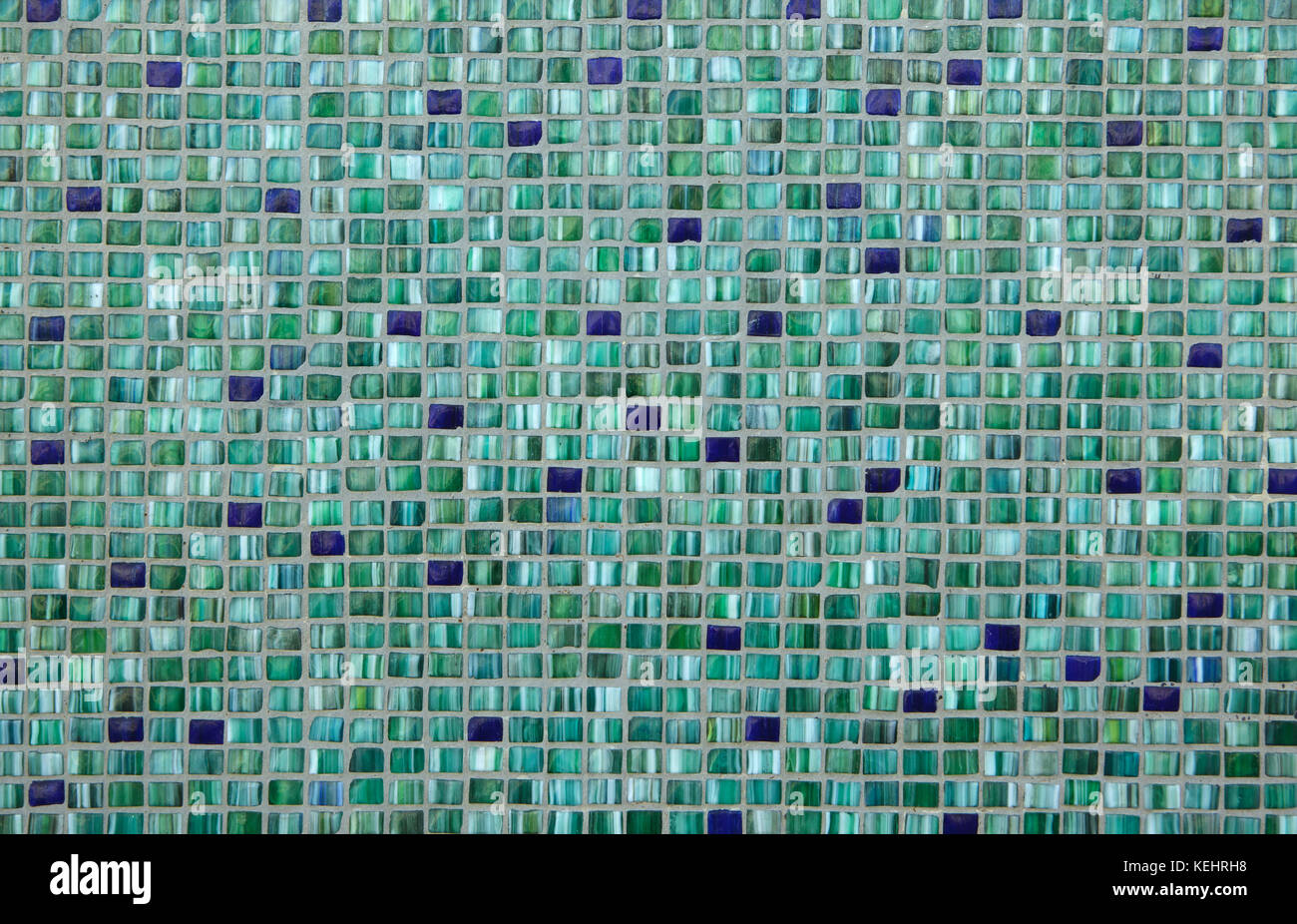 Grüne Mosaikfliesen. Hintergrundtextur. Stockfoto