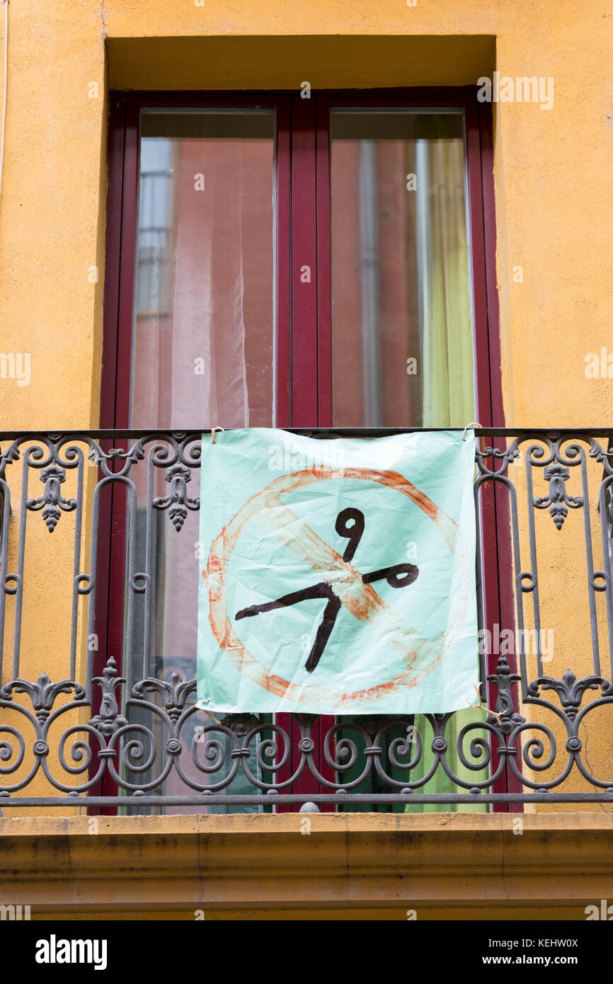 Protestplakat für keine Kürzungen in der Calle de Curia in Pamplona, Navarra, Nordspanien Stockfoto