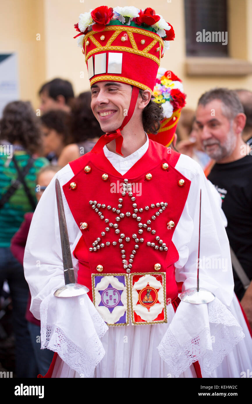 Tänzer bei der San Fermin Fiesta in Pamplona, Navarra, Nordspanien Stockfoto