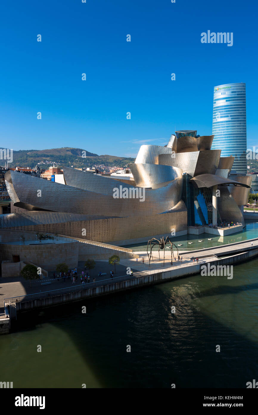 Frank Gehrys Guggenheim Museum, die Spinne Skulptur, Iberdrola Turm und den Fluss Nervion in Bilbao, Spanien Stockfoto
