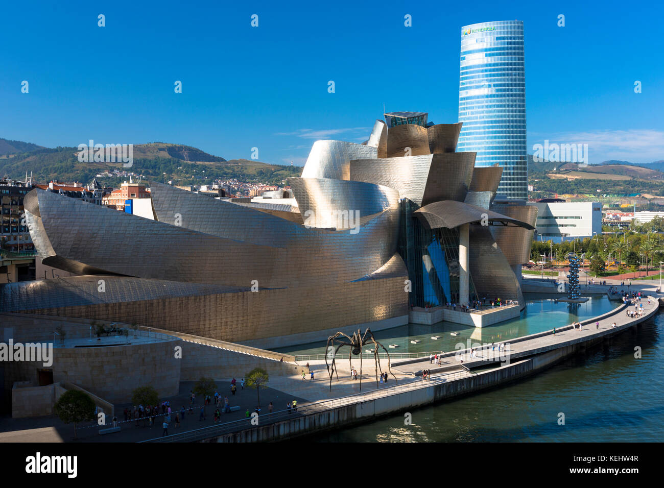 Frank Gehrys Guggenheim Museum, die Spinne Skulptur, Iberdrola Turm und den Fluss Nervion in Bilbao, Spanien Stockfoto