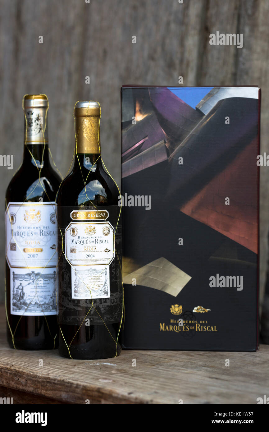 Marques de Riscal rioja Rotwein Flaschen, gran reserva 2004 und Reserva Jahrgang 2007 durch alte Eiche panel, Spanien Stockfoto