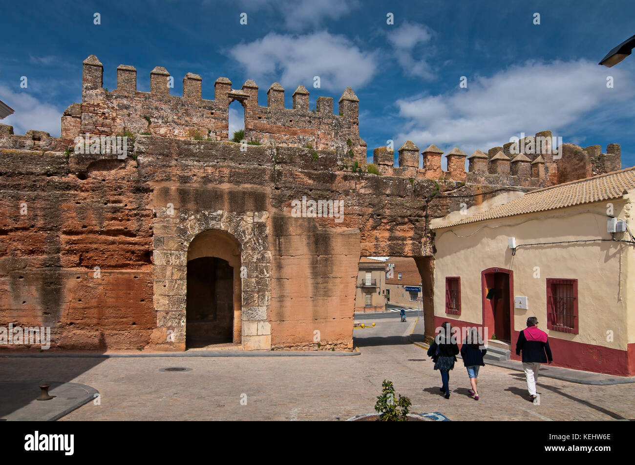 Alten Mauern, Puerta del Socorro (11. Jh.), niebla, Provinz Huelva, Andalusien, Spanien, Europa Stockfoto