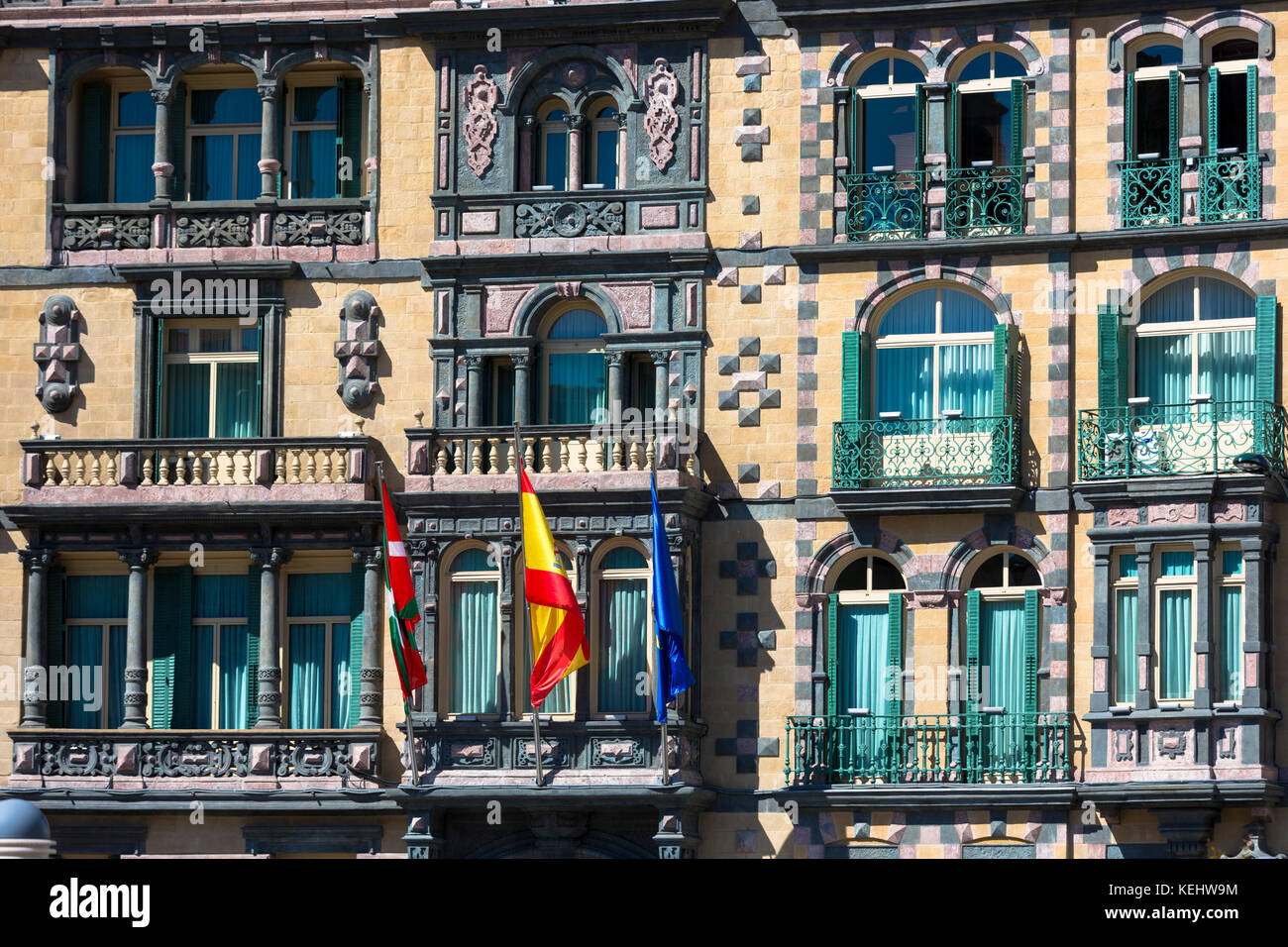 Baskische, spanische und EU-Flagge auf Delegation der Regierung in Bizkaia an der Plaza Moyua in Bilbao, Spanien Stockfoto
